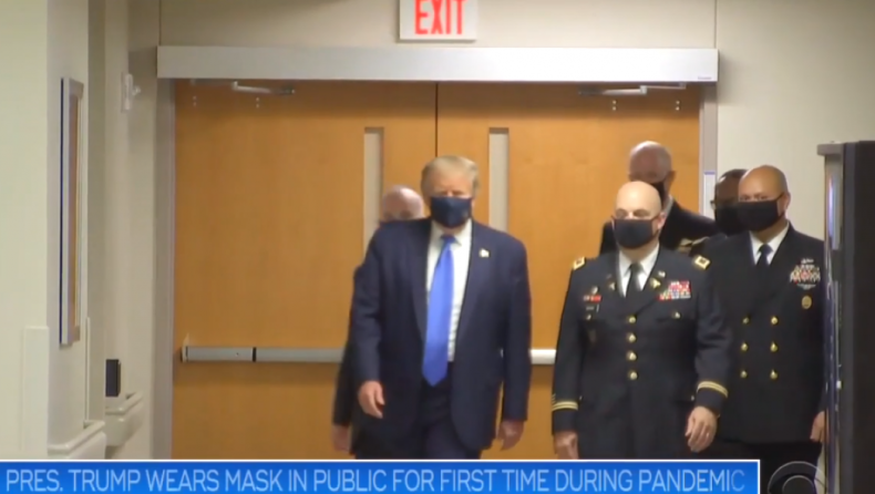 Ο Τραμπ φόρεσε μάσκα για πρώτη φορά (vid)
