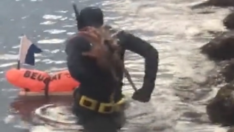 Ψαροντουφεκάς έπιασε χταπόδι και το χταπόδι έπιασε τον ψαροντουφεκά (vid)