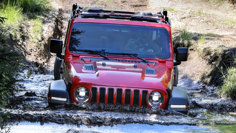 Jeep Wrangler: Όχι μόνο σκληρό αλλά και αδιάβροχο (pics & vid)