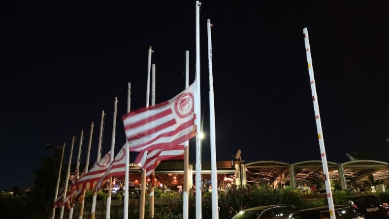 Μεσίστιες οι σημαίες στα γραφεία του Ολυμπιακού (pic)
