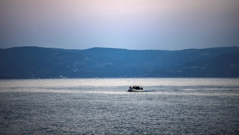 New York Times: «Η Ελλάδα βάζει πρόσφυγες σε φουσκωτά και τους εγκαταλείπει στο Αιγαίο»