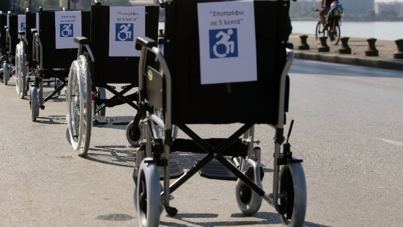 Εξοργιστική δικαιολογία για παρκάρισμα σε ράμπα ΑΜΕΑ: «Ποιος ανάπηρος κυκλοφορεί στις 22:00» (pic)