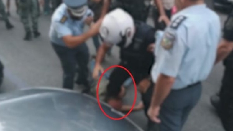Αστυνομικός σε Θεσσαλονίκη πάταγε διαδηλωτή στο κεφάλι όπως στην περίπτωση Τζορτζ Φλόιντ (vid)