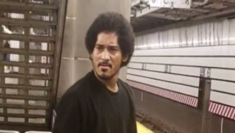 Βίντεο σοκ: Η στιγμή που άνδρας προσπαθεί να βιάσει 25χρονη στην αποβάθρα του μετρό της Νέας Υόρκης (vid)