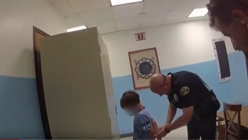 Αστυνομικοί στις ΗΠΑ φόρεσαν χειροπέδες σε 8χρονο αγόρι ΑμεΑ επειδή χτύπησε δασκάλα! (vid)