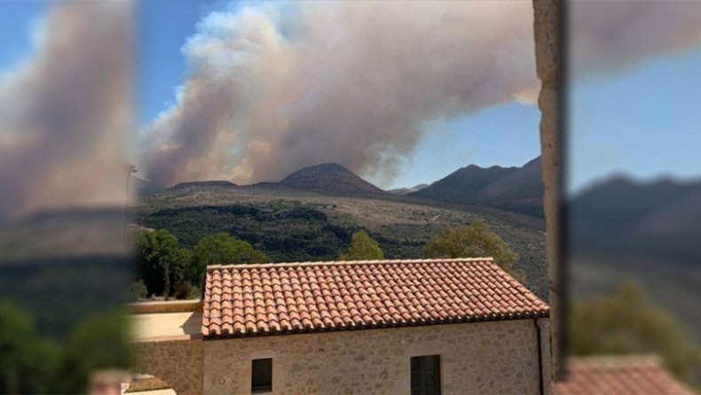 Μεγάλη φωτιά σε δασική έκταση στη λακωνική Μάνη (vids)