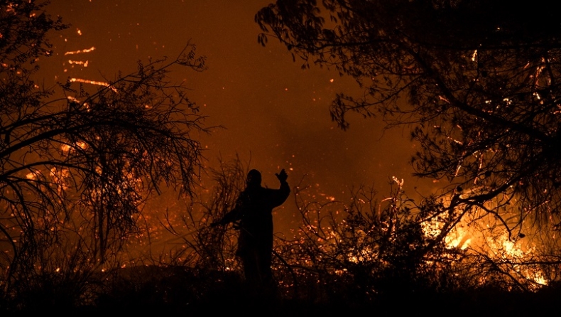 «Μείνετε σε επιφυλακή όλη τη νύχτα»: Ανεξέλεγκτη η φωτιά στη Μάνη, έκτακτη ειδοποίηση του 112 (pics)