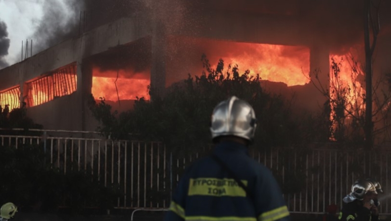 Φωτιά στη Μεταμόρφωση: Ελικόπτερα στη μάχη της πυρκαγιάς (pics)