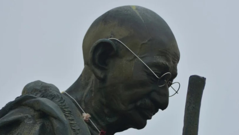 Γυαλιά του Γκάντι πωλήθηκαν έναντι 288.000 ευρώ σε δημοπρασία