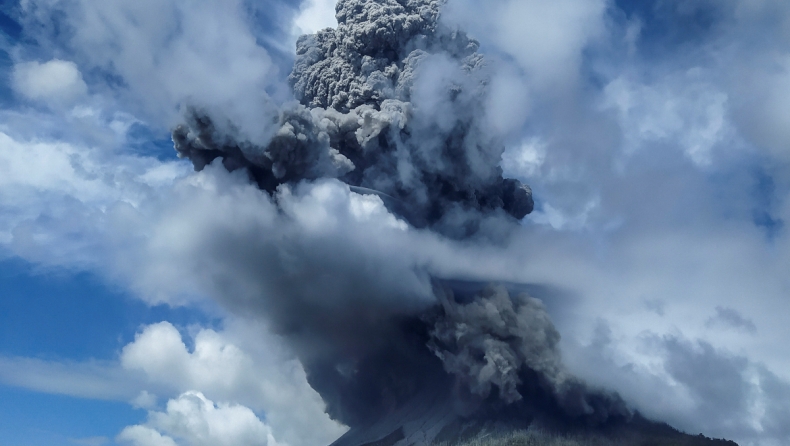 Ινδονησία: Τρομακτική έκρηξη του ηφαιστείου Σιναμπούνγκ (pics & vids)