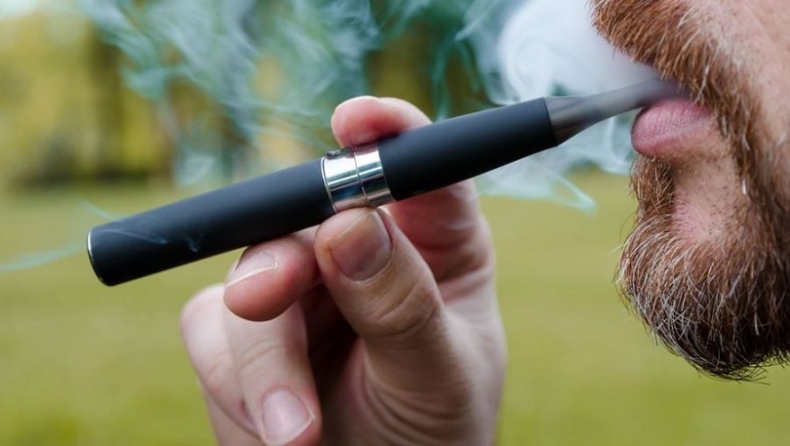 Το ηλεκτρονικό τσιγάρο συνδέεται με αυξημένο κίνδυνο Covid-19 σε εφήβους και νέους