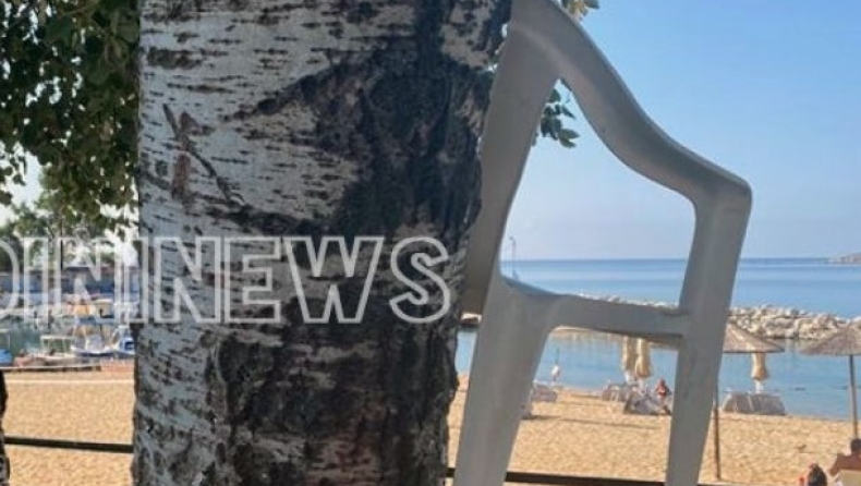 Στην Καβάλα κλειδώνουν στα δέντρα τις καρέκλες για την παραλία (pic)
