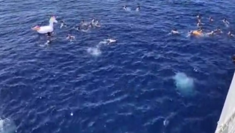 Η στιγμή που πυροβολούν καρχαρία 2,5 μέτρων επειδή πλησίαζε λουόμενους σε απόσταση αναπνοής (vid)