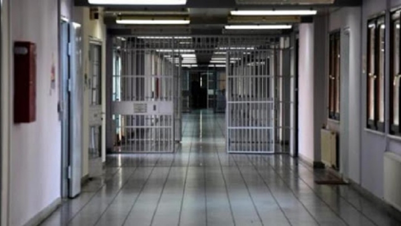 «Tης επιτέθηκε στο ασανσέρ»: Καταγγελία για σεξουαλική παρενόχληση κρατούμενης από αστυνομικό στην Πέτρου Ράλλη