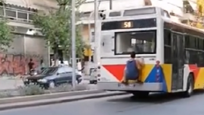 Νεαρός σκαρφάλωσε πίσω από το λεωφορείο του ΟΑΣΘ και πήγε βόλτα (vid)