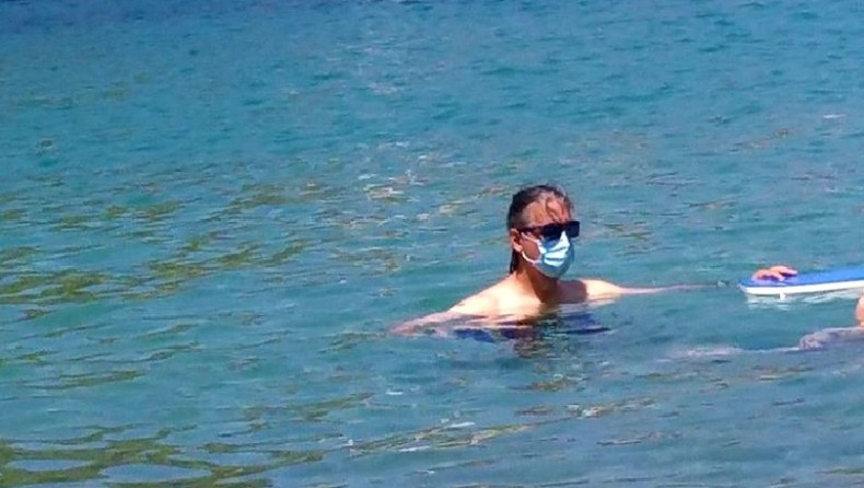 Κεφαλλονιά: Τύπος έκανε μπάνιο στη θάλασσα με χειρουργική μάσκα (pic)