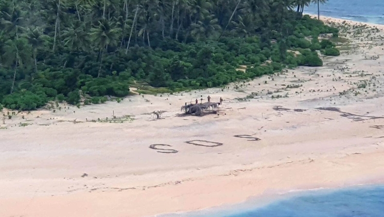 Ναυαγοί σε νησί του Ειρηνικού έγραψαν SOS στην άμμο και διασώθηκαν (pics)