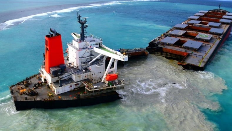Τεράστια οικολογική καταστροφή: Κόπηκε στα δύο το πλοίο που είχε προσαράξει στον Μαυρίκιο, στη θάλασσα 1.000 τόνοι καυσίμων (pics & vids)