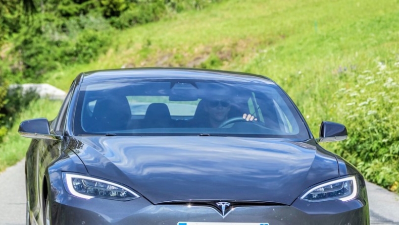 Οδηγός Tesla το έβαλε στον «αυτόματο» για να δει ταινία και τράκαρε με περιπολικό (pic)