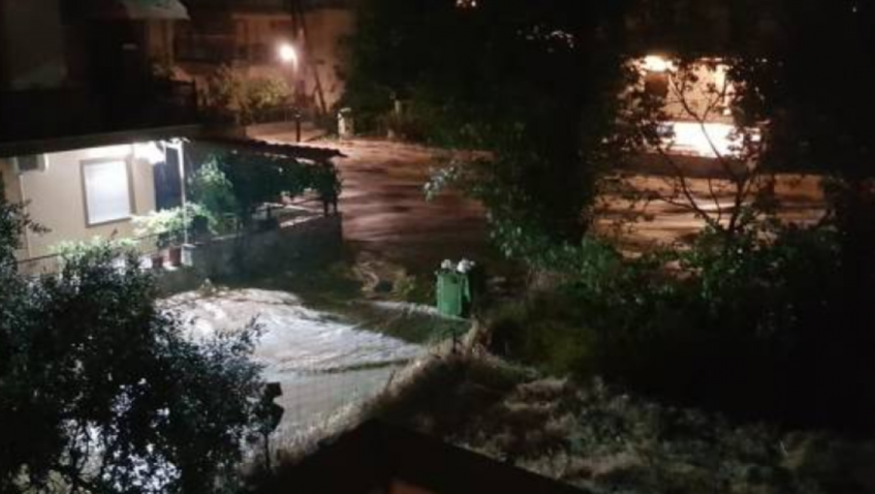 Δύσκολη νύχτα στη Θάσο: Πλημμύρες από την έντονη βροχόπτωση, εγκλωβίστηκαν άτομα σε ΙΧ (vids)