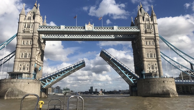 «Κόλλησε» η Γέφυρα του Πύργου στο Λονδίνο, χάος στη βρετανική πρωτεύουσα (pics & vids)