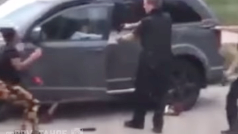 Αστυνομικοί πυροβολούν μαύρο άνδρα πισώπλατα, μπροστά στα παιδιά του (vid)