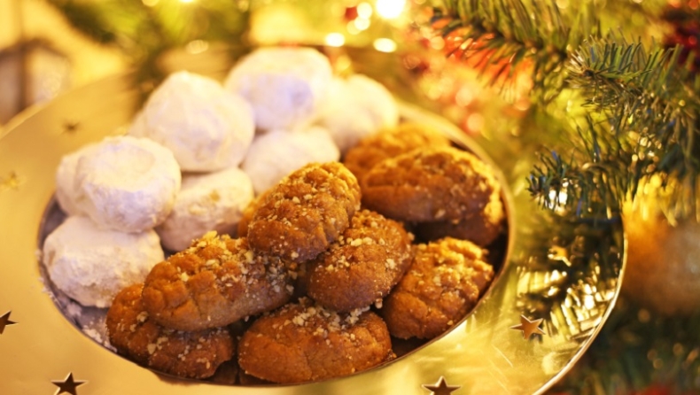 «Τρέχω να πάρω κουραμπιέδες και μελομακάρονα»: Χαμός στο Twitter με τα... Χριστούγεννα (pics & vids)