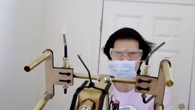 YouTuber έφτιαξε «όπλο» που εκτοξεύει και δένει μάσκες στα πρόσωπα όσων δεν φορούν (vid)