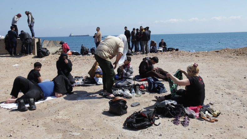 Μετανάστες στην Καβάλα καθάρισαν την παραλία όπου έκαναν μπάνιο το καλοκαίρι