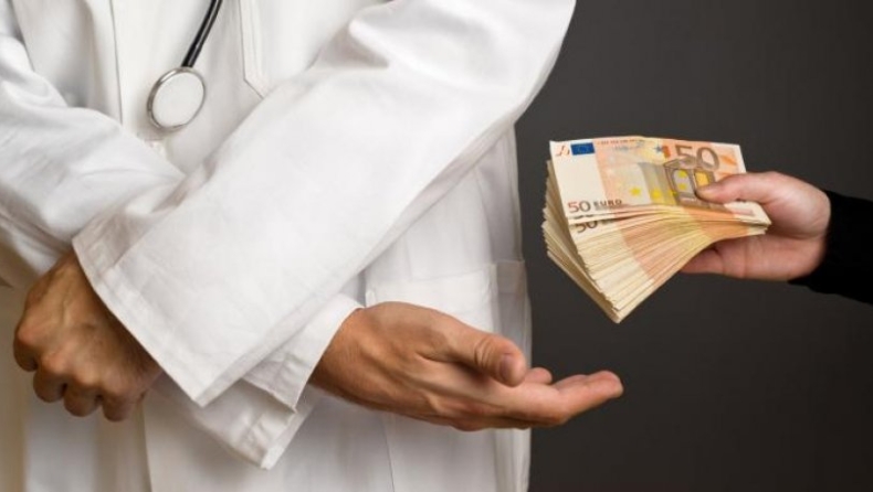Συνελήφθη διευθυντής καρδιοχειρουργικής κλινικής νοσοκομείου της Αθήνας για «φακελάκι» 2.000 ευρώ