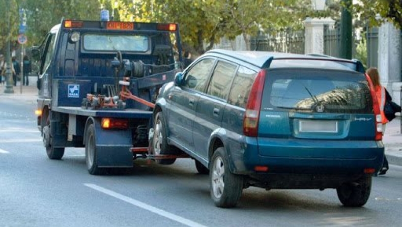 Θεσσαλονίκη: Δημοτικός υπάλληλος έκλεβε αυτοκίνητα με γερανό!