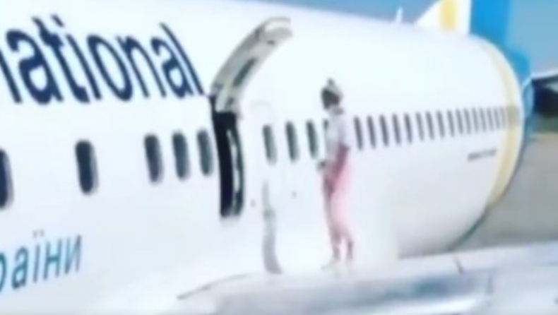 Γυναίκα βγήκε έξω από το αεροπλάνο μόλις προσγειώθηκε και περπατούσε στο φτερό επειδή ζεσταινόταν (vid)