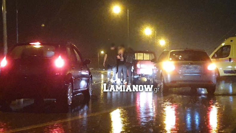 Παρά την καταιγίδα, δύο οδηγοί στην Λαμία αποφάσισαν να πλακωθούν στο ξύλο