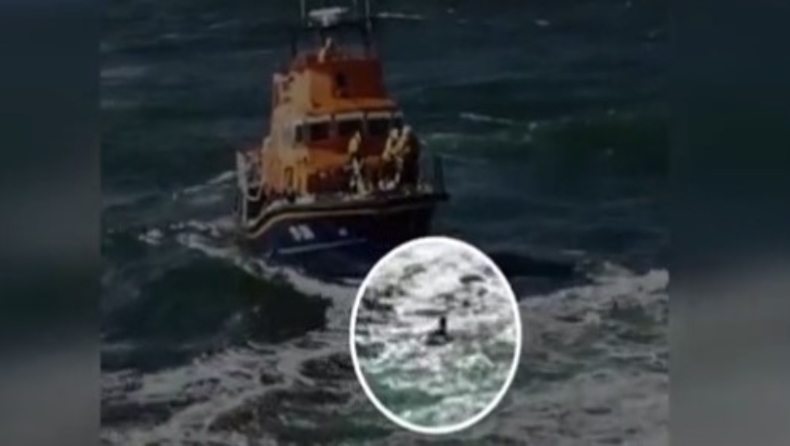 Καρέ-καρέ η «μάχη» ναυαγοσώστη να σώσει έφηβο παλεύοντας με τα κύματα (vid)