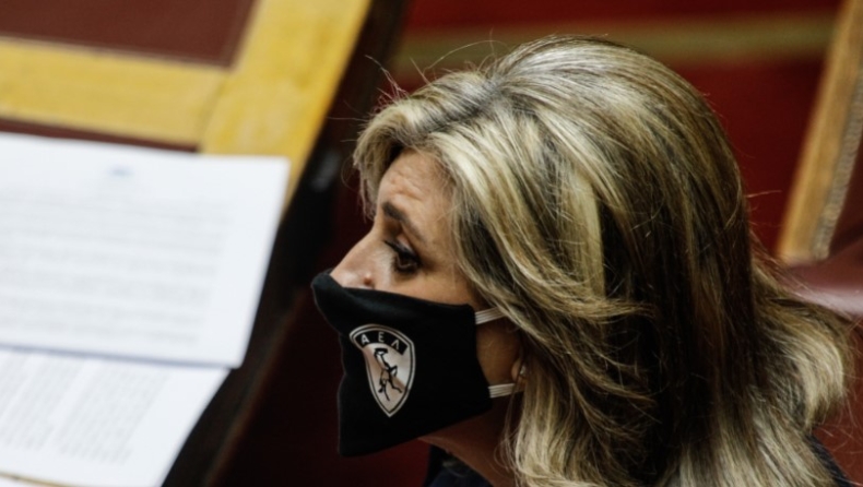 Με μάσκα της ΑΕΛ στην Βουλή η Ευαγγελία Λιακούλη του ΚΙΝΑΛ (pic)