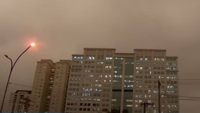 Η μέρα έγινε νύχτα και έριξε μαύρη βροχή στο Σάο Πάολο εξαιτίας των πυρκαγιών (vid)