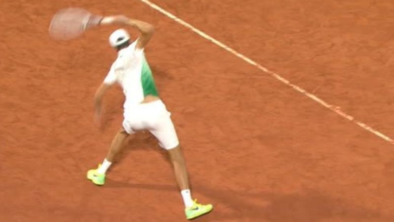 Roland Garros: Ο Μεντβέντεφ σπάει τη ρακέτα του και χάνει με point penalty το 2ο σετ (vid)