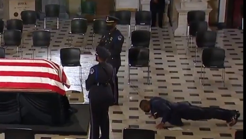 Ο personal trainer της Ρουθ Μπέιντερ Γκίνσμπεργκ έκανε push ups μπροστά από το φέρετρό της (vid)