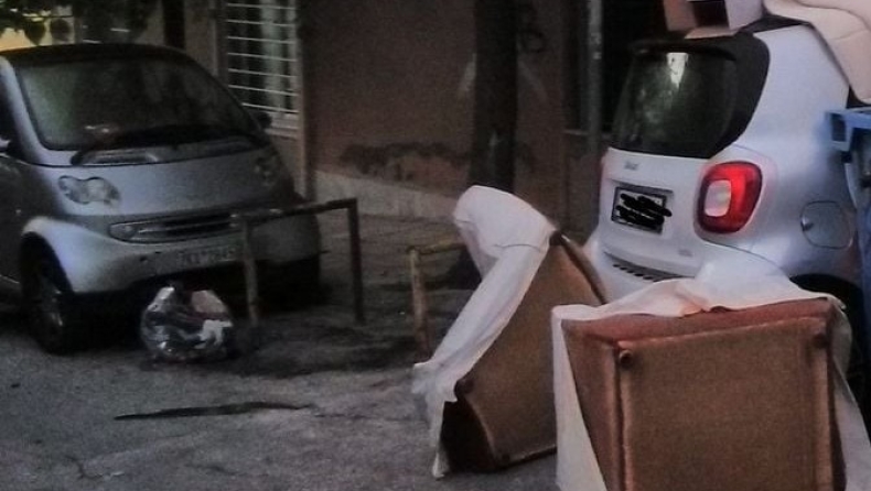 Ελληνάρας πάρκαρε το Smart του στην γωνία και το βρήκε γεμάτο σκουπίδια και ένα κάδο (pic)