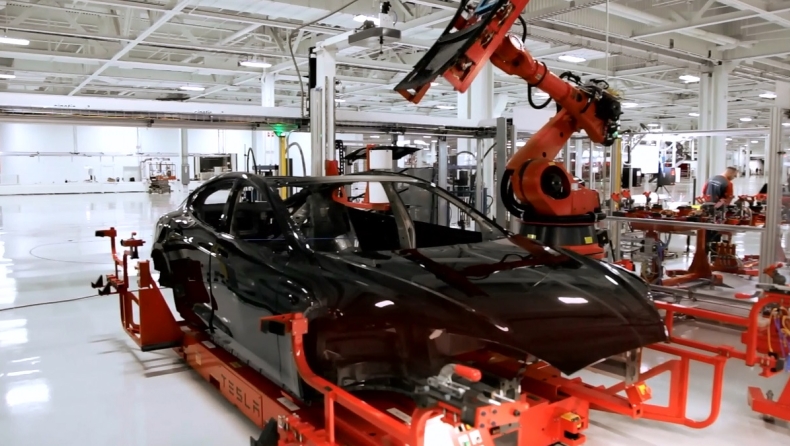 Η Tesla «απολύει» τα ρομπότ της!