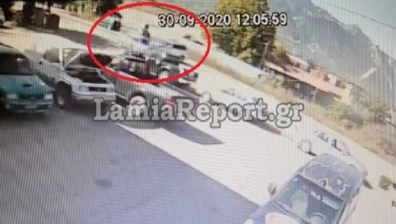 Τροχαίο on camera στη Λαμία: Έκανε αναστροφή σε κεντρικό δρόμο και συγκρούστηκε με διερχόμενο αυτοκίνητο (pics & vid)