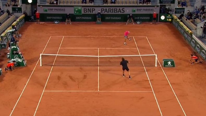 Roland Garros: Ο Τσιτσιπάς ... χτυπά στο πρόσωπο τον Μουνάρ και ζητάει συγνώνη (vid)