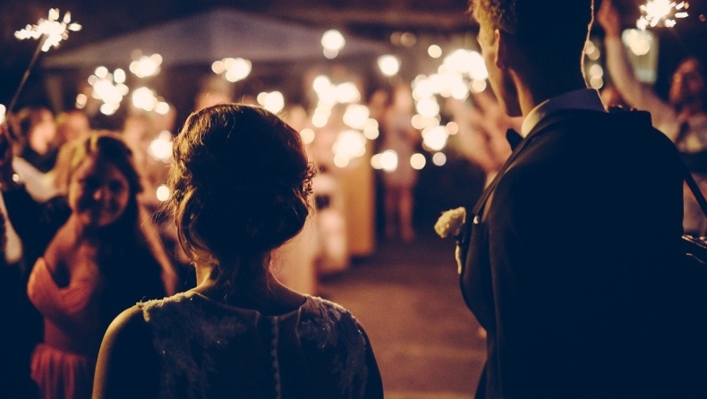 Νοικιάζουν ζευγάρια ηθοποιούς ως ανδρόγυνα για να αυξηθεί το όριο των καλεσμένων σε γάμους (vid)