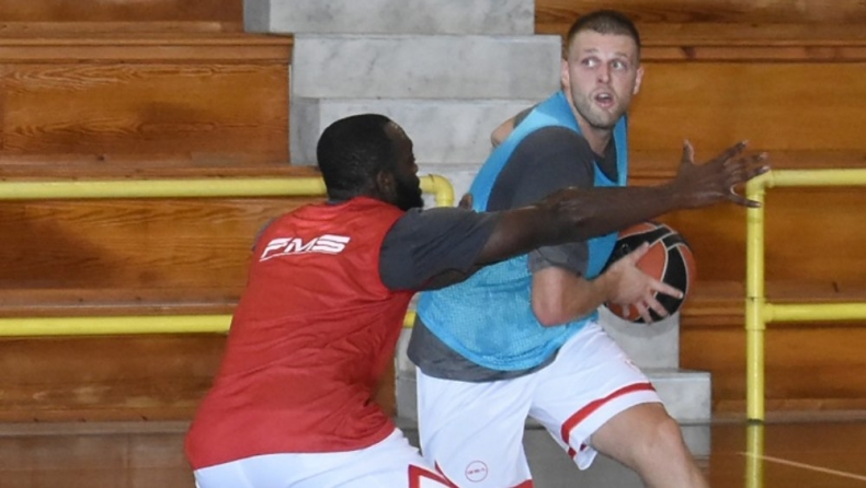 Ολυμπιακός: Ελαφρύ διάστρεμμα ο Χαραλαμπόπουλος