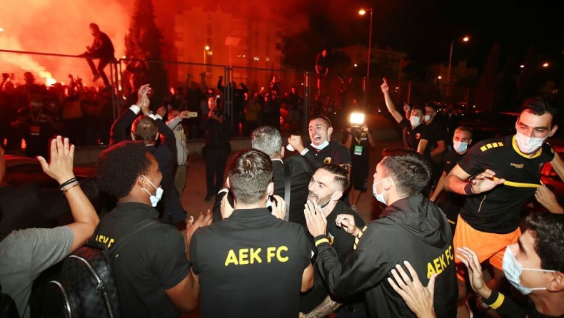 ΑΕΚ: Κόσμος έξω από το ΟΑΚΑ γιόρτασε με τους ποδοσφαιριστές! (vids)
