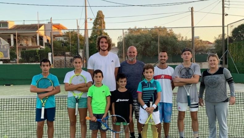 Στέφανος Τσιτσιπάς: Επίσκεψη έκπληξη σε ακαδημία τένις στην Αγία Μαρίνα (pic)