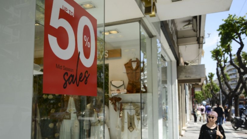 Ο κορονοϊός «τρώει» και τις εκπτώσεις: Κλειστά τα μαγαζιά την Κυριακή