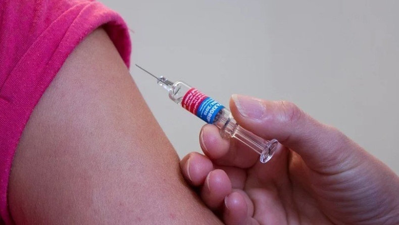 Financial Times: Η AstraZeneca μπορεί να αποκομίσει όφελος από το εμβόλιό της από το επόμενο καλοκαίρι