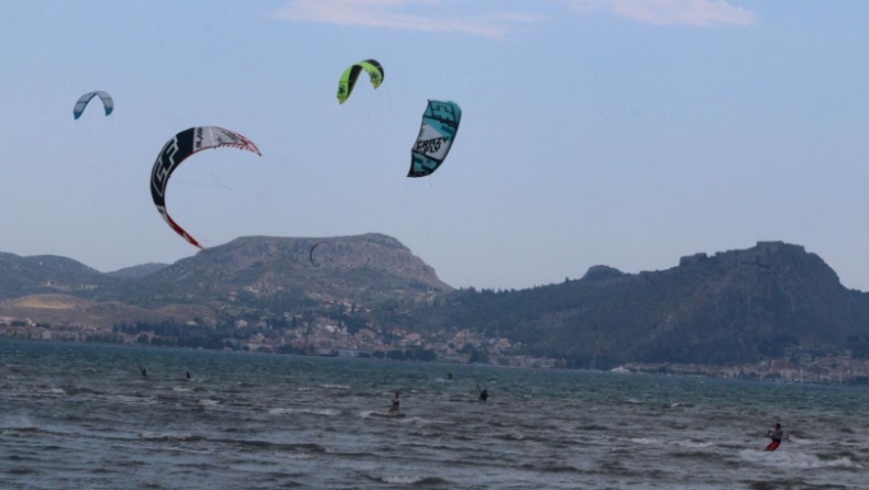 Τραγωδία στη Ρόδο: Νεκροί δύο kitesurfers, τους παρέσυραν οι άνεμοι στα βράχια
