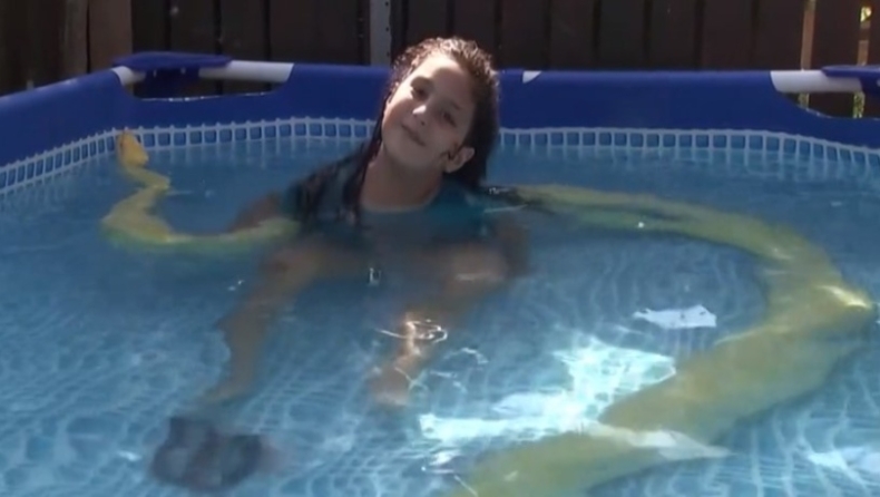 Μια 8χρονη κολυμπάει με πύθωνα 3 μέτρων στην πισίνα της (vid)